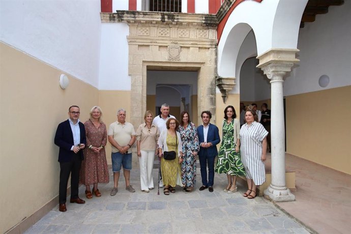 La consejera de Fomento, Articulación del Territorio y Vivienda, Rocío Díaz, y la alcaldesa de Jerez (Cádiz), María José García-Pelayo, visitan la casa palacio Ramón de Cala, rehabilitado para contruir viviendas sociales