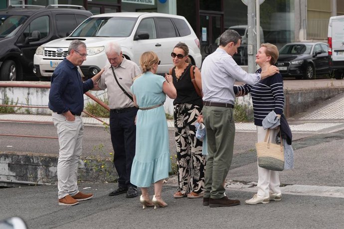 El exdiputado general de Guipúzcoa, Markel Olano (i), la diputada general de Guipúzcoa, Eider Mendoza (c), y el exdiputado de Promoción Económica de Guipúzcoa, Jabier Larrañaga (2d), junto a la familia de, Jokin Perona