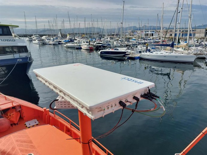 Nuevo sistema satelital de comunicaciones en una embarcación de Salvamento Marítimo.