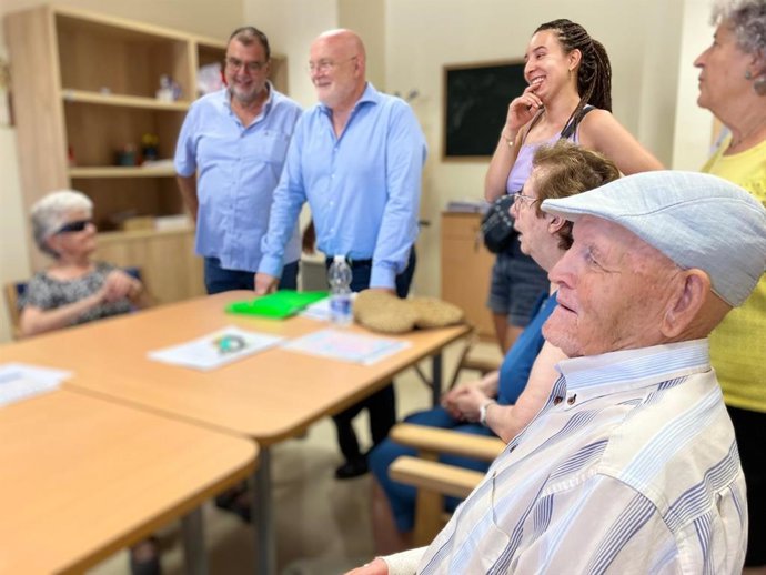 Visita del delegado de la Junta en Albacete al Centro de Mayores y Centro Joven de Villalgordo del Júcar.