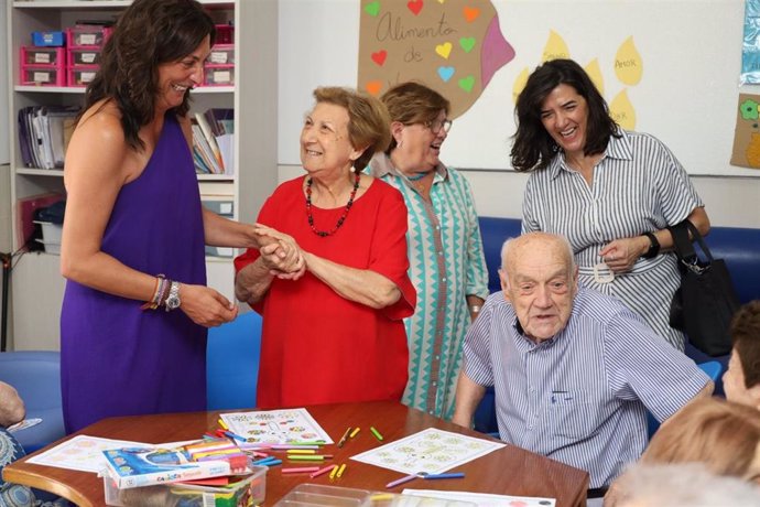 La consejera de Inclusión Social, Juventud, Familias e Igualdad de la Junta de Andalucía, Loles López, en la visita al centro de día de la Asociación de Familiares y Amigos de Enfermos de Alzheimer y otras demencias (AFA) La Rambla.