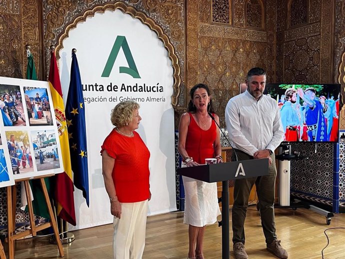 La delegada del Gobierno andaluz en Almería, Aránzazu Martín, el delegado territorial de las Consejerías de Turismo y Andalucía Exterior y de Cultura y Deporte, Juan José Alonso, y la alcaldesa de la localidad, Dolores Moreno.