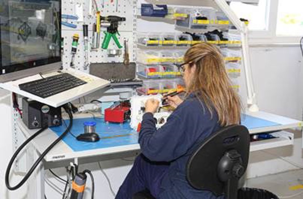 La empresa Santa Bárbara Sistemas refuerza en Alcalá (Sevilla) la formación técnica para fabricar sistemas eléctricos innovadores.
