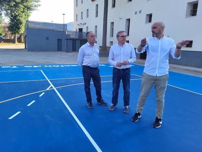 El presidente de la DPT, Joaquín Juste, el diputado delegado, Rafael Samper,  junto al director de la Colonia Polster,  Chesus Izquierdo.