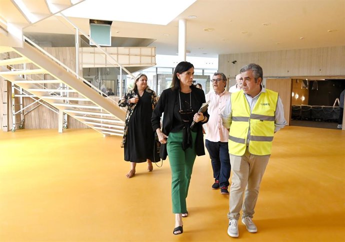 La alcaldesa de Santander, Gema Igual, visita las instalaciones del centro cívico de Cueto.