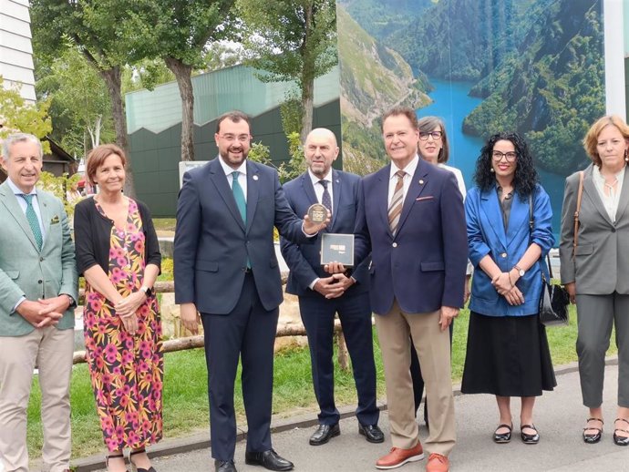 El presidente del Principado de Asturias, Adrián Barbón, recibe una medalla del presidente de la Cámara de Comercio de Gijón, Félix Baragaño, durante su visita institucional a la 67 edición de la Fidma, en el recinto ferial gijonés 'Luis Adaro'.