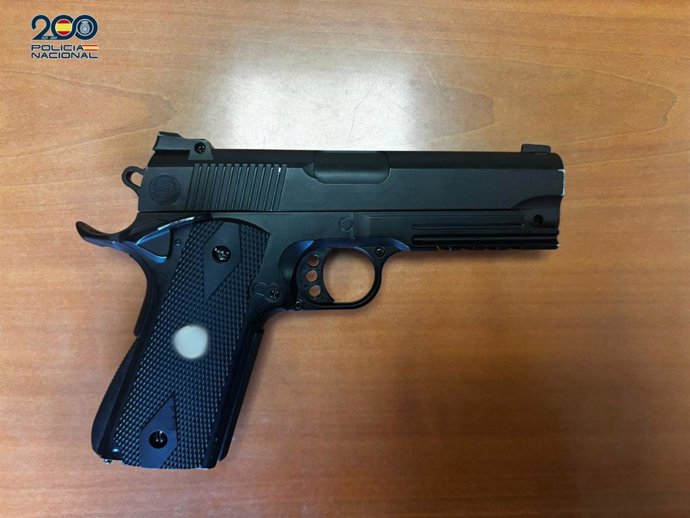 Pistola simulada incautada al detenido.