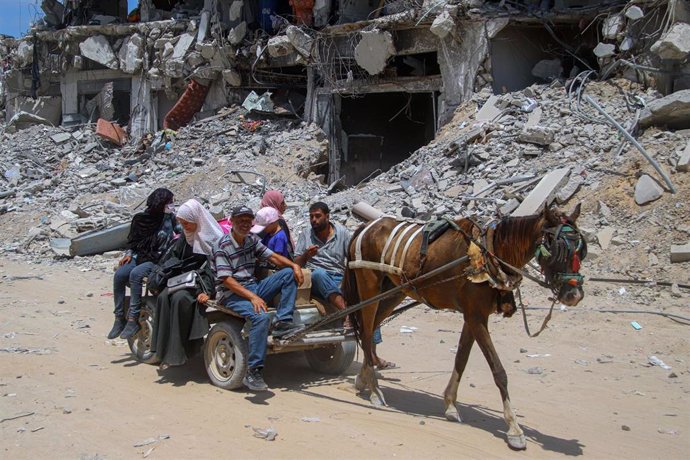 BEIJING, Aug. 1, 2024  -- Palestinians return to the southern Gaza Strip city of Khan Younis after the Israeli army withdrew from the eastern part of the city, on July 30, 2024. The Palestinian Civil Defense stated on Tuesday that the bodies of 42 Palesti