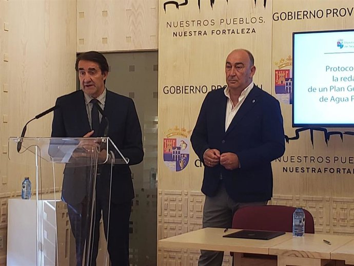 El consejero de Medio Ambiente, Suárez Quiñones, durante su visita a Segovia, con el presidente de la Diputación, Miguel Ángel de Vicente.