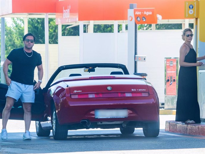 David Bustamante y Yana Olina disfrutan de su coche descapotable