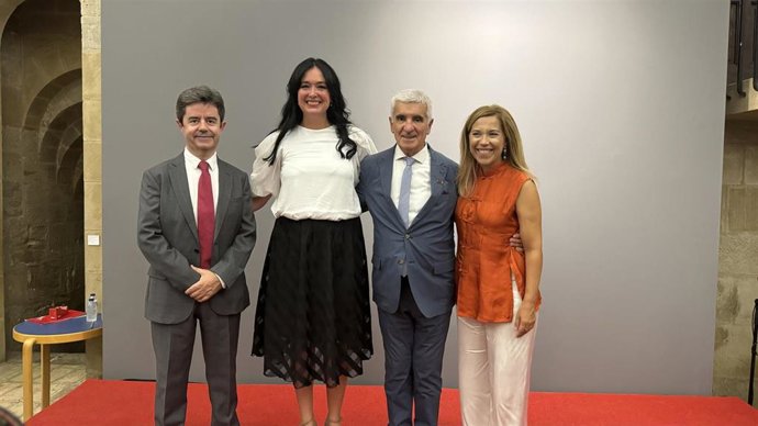 Lorena Orduna, junto al alcalde de Tarbes y exalcaldes de Huesca