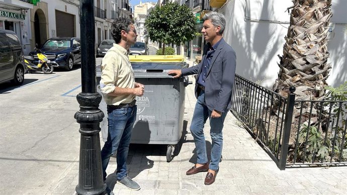 El vicepresidente primero de la Diputación de Córdoba y presidente de la Empresa Provincial de Residuos y Medio Ambiente (Epremasa), Andrés Lorite, en Almedinilla con su alcalde, Jaime Castillo.