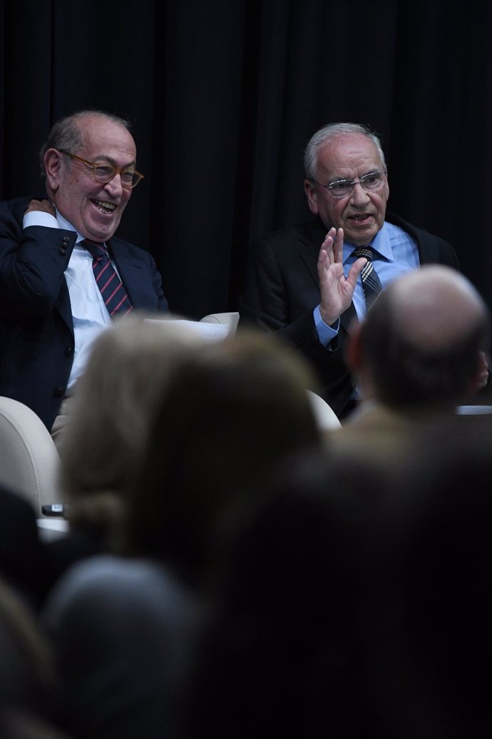 Archivo - El exsecretario general del Partido Socialista de Euskadi, Nicolás Redondo Terreros (i), y el exvicepresidente del Gobierno, Alfonso Guerra (d), durante la presentación de un libro, a 12 de diciembre de 2023, en Madrid