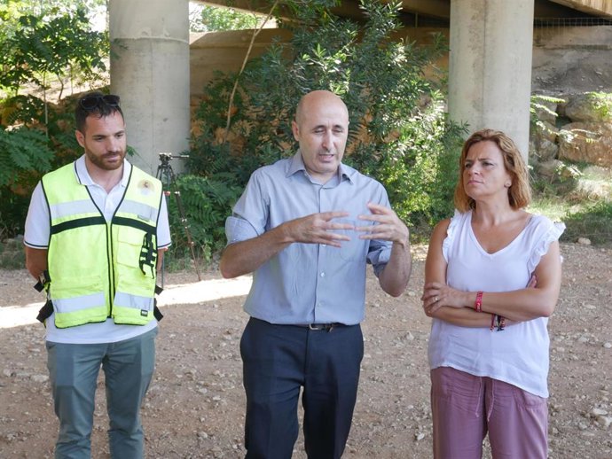 La delegada del Gobierno en la Comunitat Valenciana, Pilar Bernabé, visita las obras de restauración del río Girona en el municipio de Ondara (Alicante).
