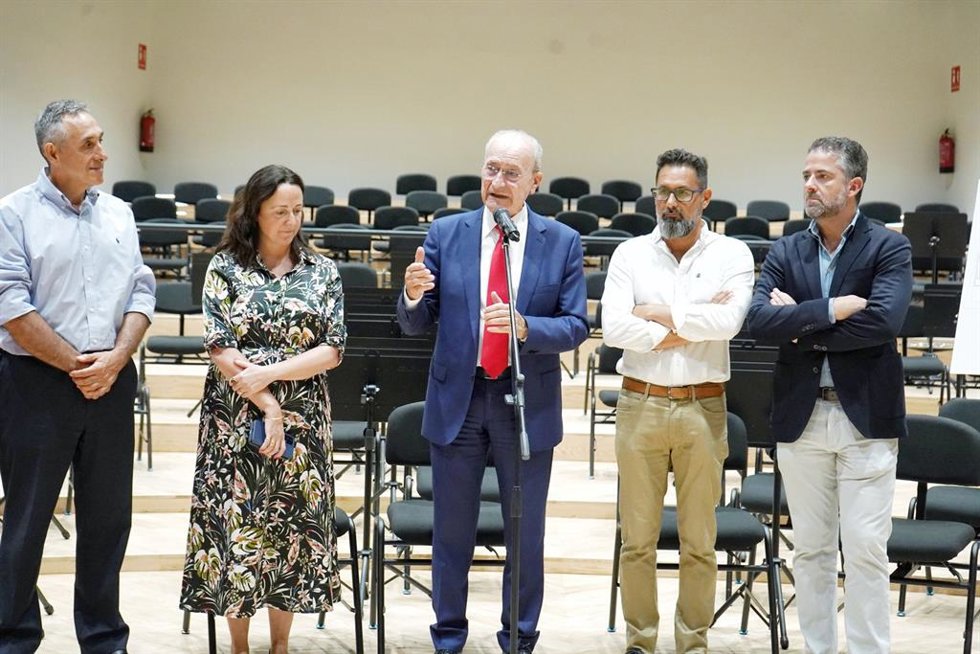 El alcalde, Francisco de la Torre, junto a los ediles delegados de Vivienda y Regeneración Urbana, Francisco Pomares; Cultura y Patrimonio Histórico, Mariana Pineda; y Economía, Hacienda y Fondos de la UE, Carlos Conde, ha visitado las instalaciones.