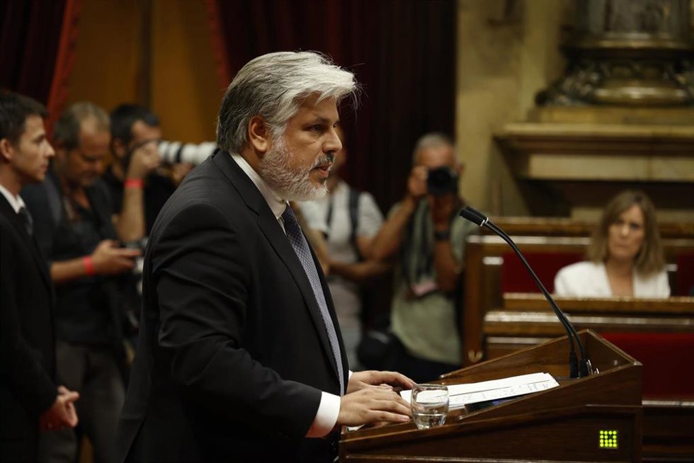 El presidente de Junts en el Parlament, Albert Batet, interviene durante el debate del pleno de investidura, en el Parlament de Cataluña, a 8 de agosto de 2024, en Barcelona, Catalunya (España). Hoy se celebra el pleno de investidura del nuevo president