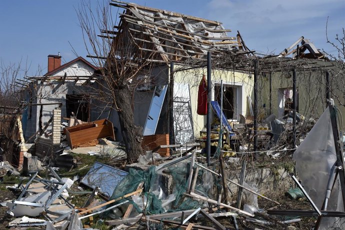 Archivo - March 23, 2024, Zaporizhzhia, Ukraine: View of a private house that was destroyed by the Russian shelling in Zaporizhzhia. Russia launched another large-scale drone and missile attack against Ukrainian cities overnight on March 22, targeting Kha