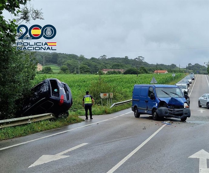 Vehículo colgado de un guardarraíl en la carretera autonómica CA-131.