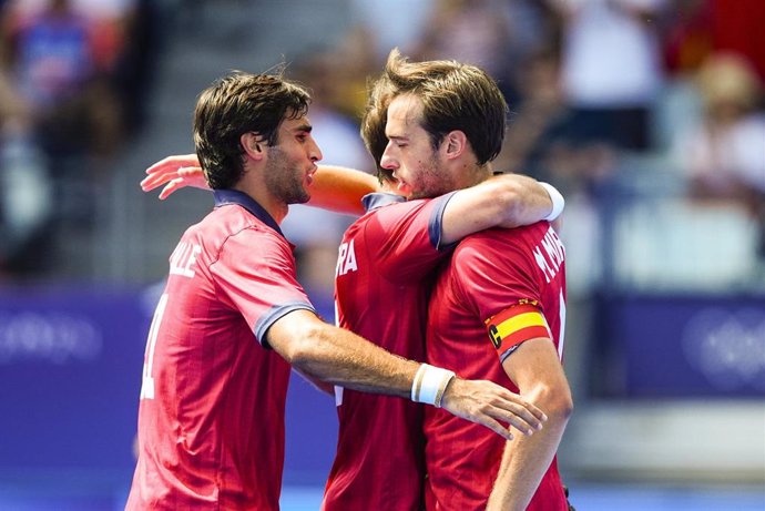 Los jugadores de la selección española de hockey sobre hierba celebran el gol de Marc Miralles en el España-India de Paris 2024