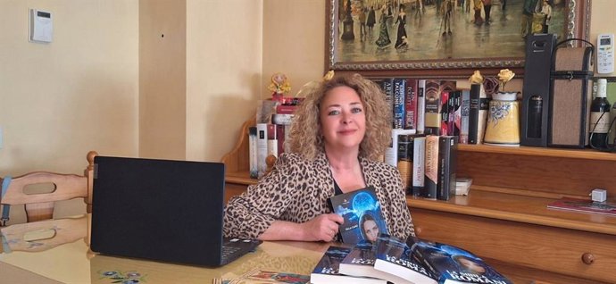 La escritora Gala Cano posa junto a su obra 'La sibila Romaní', captada por la editorial Círculo Rojo.