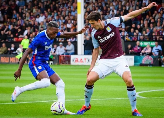El atacante del Athletic Club Álvaro Djaló, ante el Aston Villa.