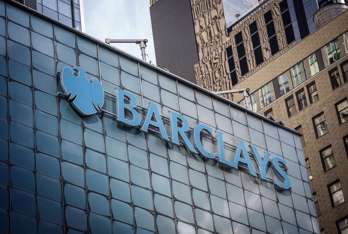 Archivo - FILED - 16 September 2023, US, New York: The logo of Barclays Bank displayed on a barnch  in Manhattan. Photo: Michael Kappeler/dpa