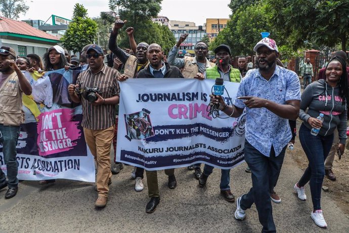 Una protesta por la violencia policial contra los periodistas en Nakuru, Kenia 