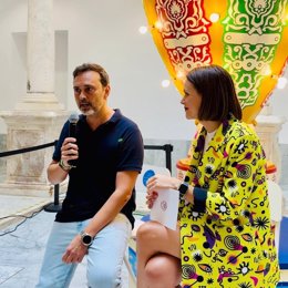 El artista gaditano Fernando Devesa, nuevo autor del cartel del Carnaval de Cádiz 2025, junto a la teniente de alcalde delegada de Fiestas del Ayuntamiento de Cádiz, Beatriz Gandullo.