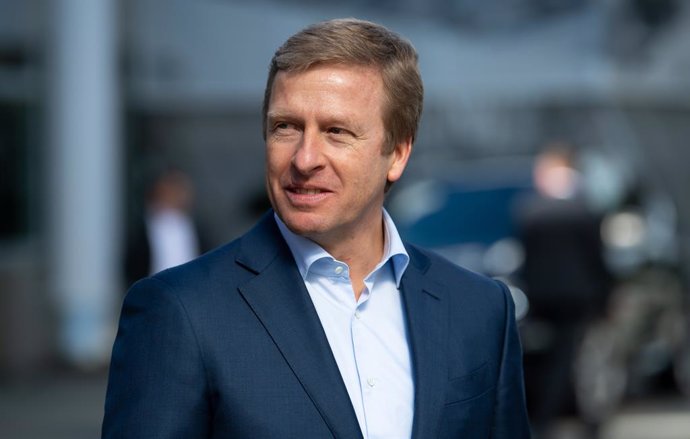 Archivo - FILED - 08 April 2020, Bavaria, Munich: Oliver Zipse, Chairman of the Board of Management of BMW AG, attends a press conference at the plant premises. 