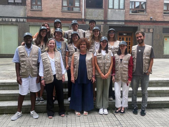 La consejera de Derechos Sociales y Bienestar, Marta del Arco, junto a trece jóvenes que participan en esta edición en el programa Juventud Asturiana Cooperante.