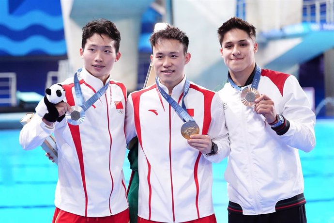 Xie Siyi,  Wang Zongyuan y Osmar Olvera tras recibir sus medallas en el trampolín de 3 metros de Paris 2024