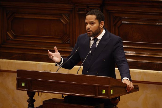 El líder de Vox en el Parlament, Ignacio Garriga, durante el pleno de investidura