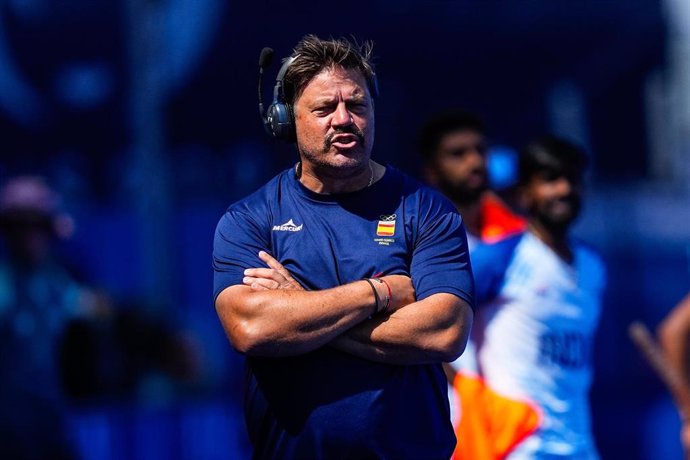 Max Caldas da instrucciones durante el España-India de Paris 2024