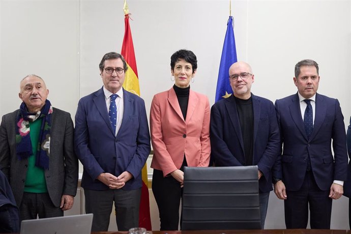 Archivo - (I-D) El secretario general de UGT, Pepe Álvarez; el presidente de la CEOE, Antonio Garamendi; la ministra de Inclusión, Seguridad Social y Migraciones, Elma Saiz; el secretario general de CCOO, Unai Sordo, y el presidente de Cepyme, Gerardo Cue