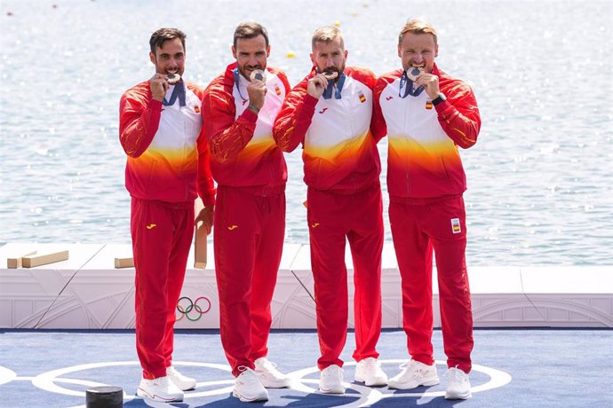 Los medallistas de bronce del K4 español Rodrigo Germade, Saúl Craviotto, Carlos Arévalo y Marcus Cooper (de izquierda a derecha) en el podio de los Juegos de Paris 2024.