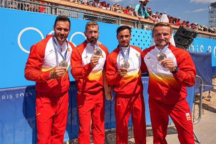 Los españoles Saúl Craviotto, Carlos Arévalo, Rodrigo Germade y  Marcus Cooper muestra la medalla de bronce que han ganado este jueves en el K4 500 de los Juegos Olímpicos de Paris 2024.