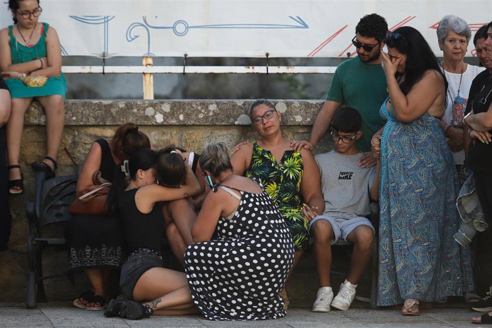 Familiares, vecinos y amigos de uno de los tripulantes fallecidos del Argos Georgia.