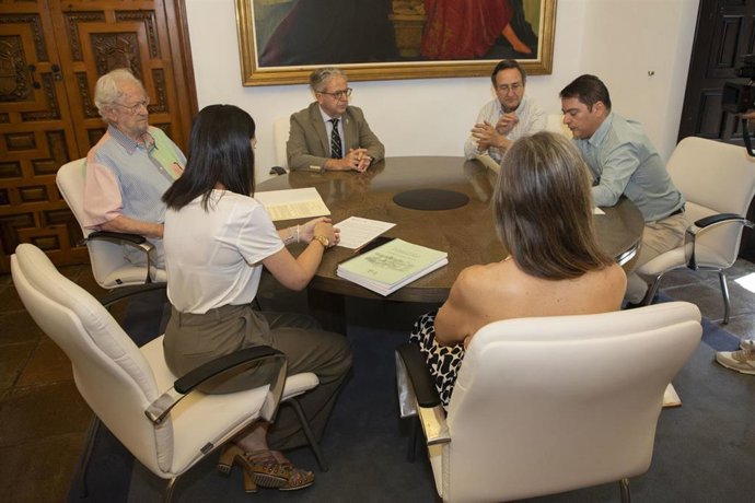 Firma de la donación del fondo De La Hoz Hoz-Olivares-Chastang en la Diputación.