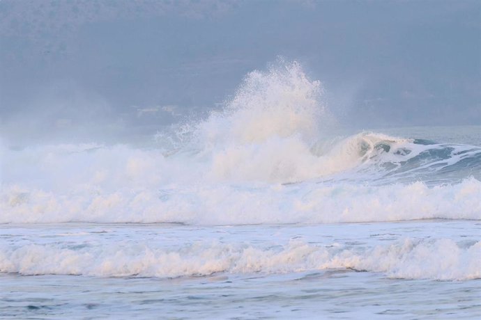 Archivo - 02 January 2024, South Korea, Pohang: High waves are observed on the coast of Pohang, North Gyeongsang Province, southeastern South Korea, after tsunami waves triggered by a strong earthquake in the central Japan prefecture of Ishikawa reached e