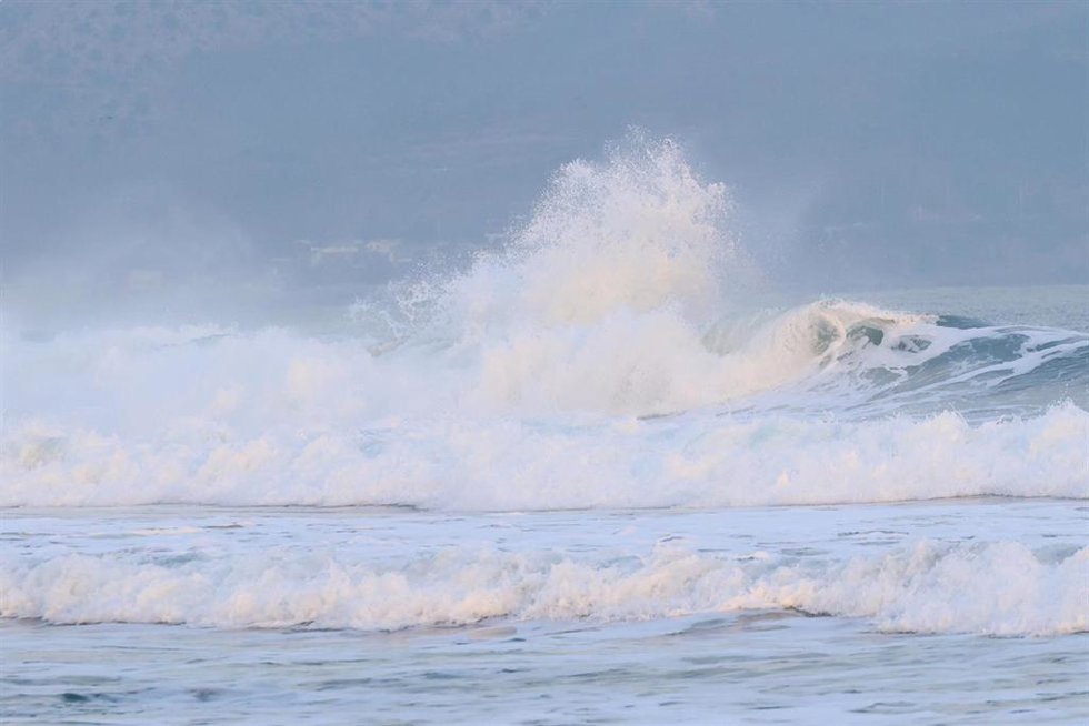 Archivo - 02 January 2024, South Korea, Pohang: High waves are observed on the coast of Pohang, North Gyeongsang Province, southeastern South Korea, after tsunami waves triggered by a strong earthquake in the central Japan prefecture of Ishikawa reached