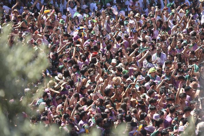 Archivo - Cohete anunciador de las Fiestas de San Lorenzo de Huesca.
