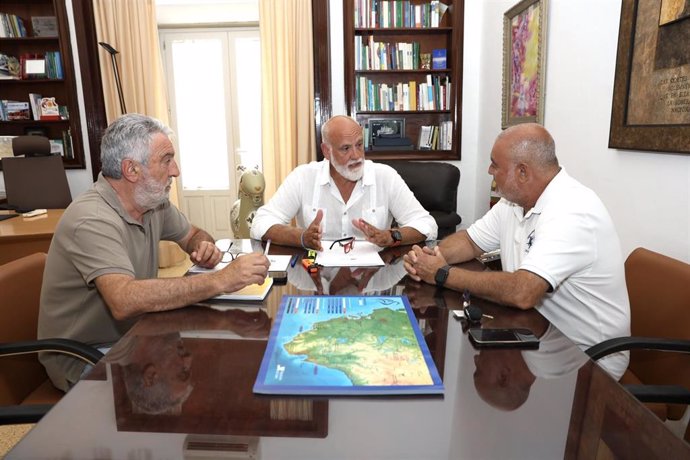 El vicepresidente segundo y responsable del Servicio de Deportes de la Diputación de Cádiz, Javier Vidal, reunido con el delegado de la Federación Andaluza de Tenis en la provincia de Cádiz, Jorge Fernández Castrejón.