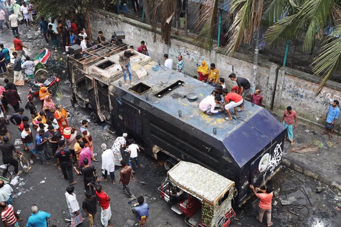 Vehículo quemado durante las protestas en Bangladesh