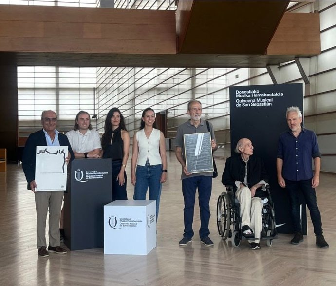 Luis Chillida, presidente de la Fundación Eduardo Chillida-Pilar Belzunce; Iker Sanz, bailarín de DAB Dantza Konpainia; Maddi Gaztelumendi, bailarina de DAB; Marina Eskisabel, coreógrafa y bailarina de DAB; Mikel Basterretxea, hijo de Néstor Basterretxe