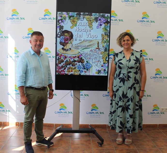 El presidente de la Mancomunidad de Municipios de la Costa del Sol Axarquía, Jorge Martín y la concejala de Turismo del Ayuntamiento de Cómpeta, Mónica Ruiz, han presentado esta mañana la 49 edición de la Noche del Vino de Cómpeta