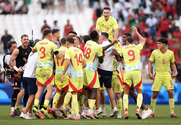 Los jugadores de la selección española de fútbol olímpica celebra el pase a la final de Paris 2024.