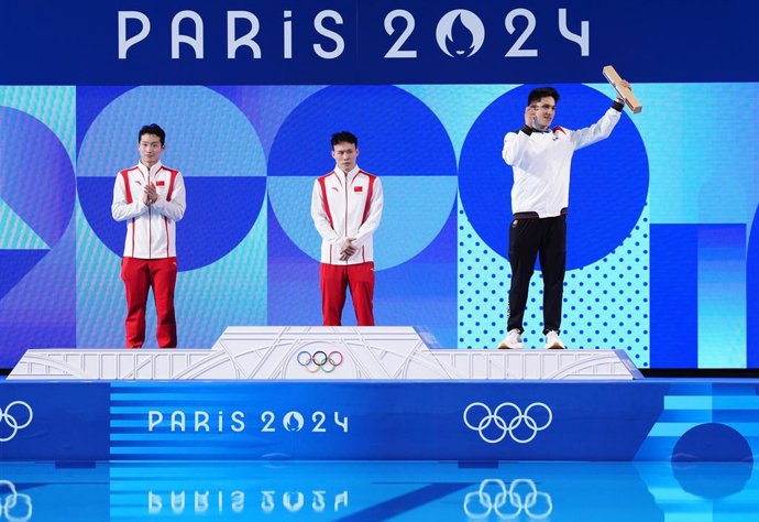 08 August 2024, France, Paris: (L-R) Silver medallist China's Wang Zongyuan, gold medallist China's Xie Siyi and bronze medallist Mexico's Osmar Olvera Ibarra.
