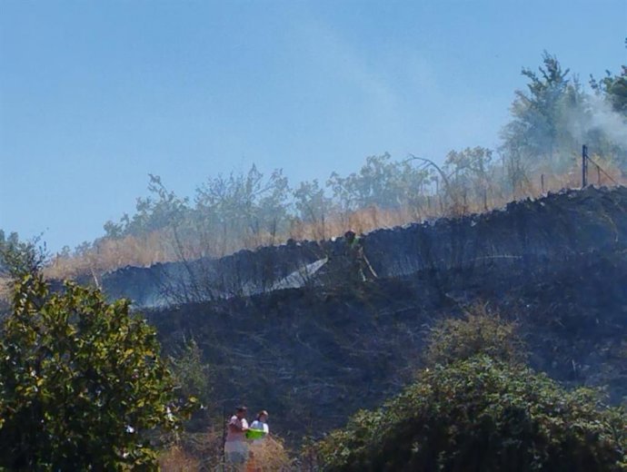 Bombero trabajando en la extinción de un incendio en las laderas del Cerro del Castillo de Aracena.