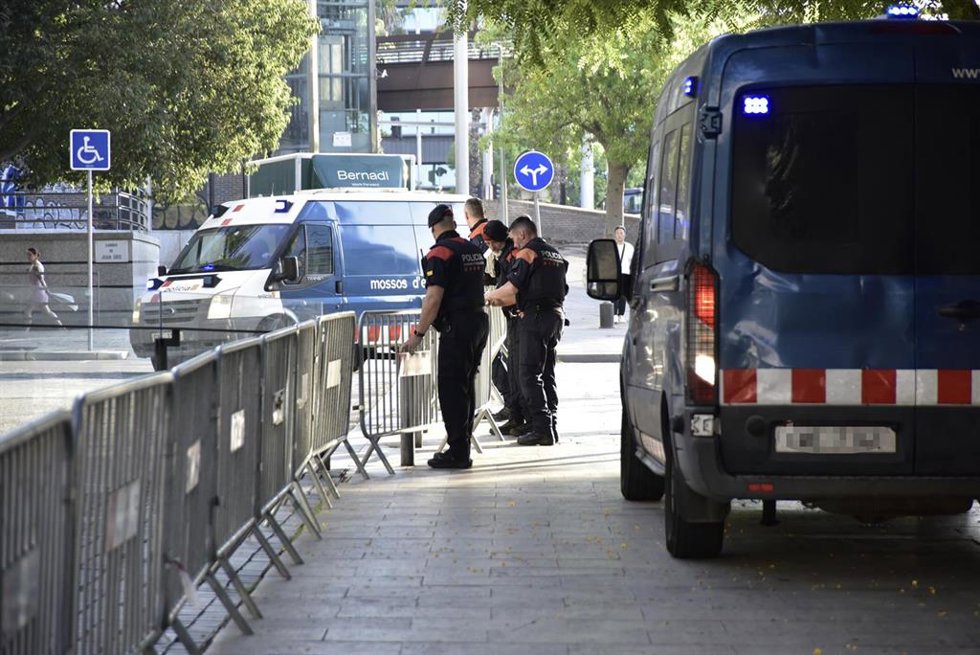 Mossos d Esquadra en las inmediaciones de la Ciutat de la Justicia con las vallas que había instaladas por la mañana