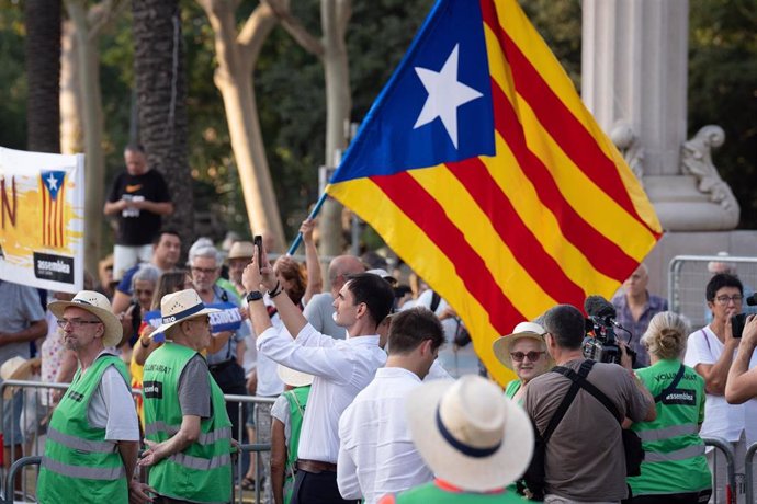 Decenas de personas durante la concentración para recibir al expresidente de la Generalitat Carles Puigdemont en el paseo Lluís Companys, a 8 de agosto de 2024, en Barcelona, Catalunya (España). 